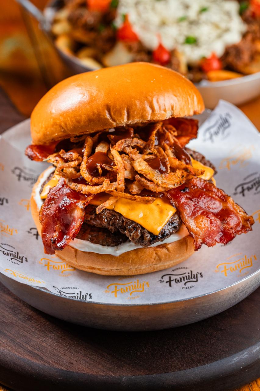 Hamburguer artesanal com bacon crocante, queijo cheddar derretido e cebola crispy no pao brioche